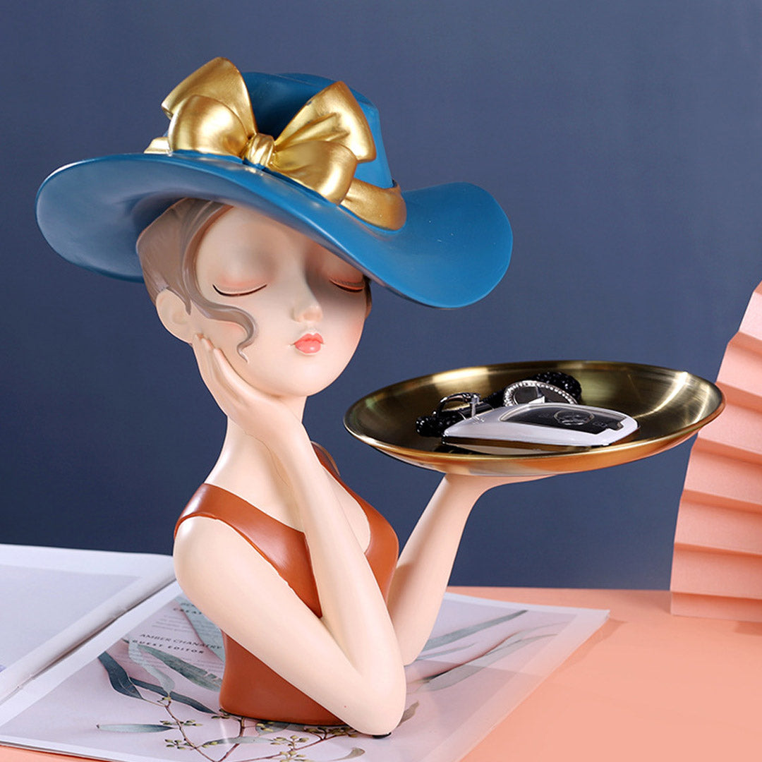 Fille avec plateau à chapeau