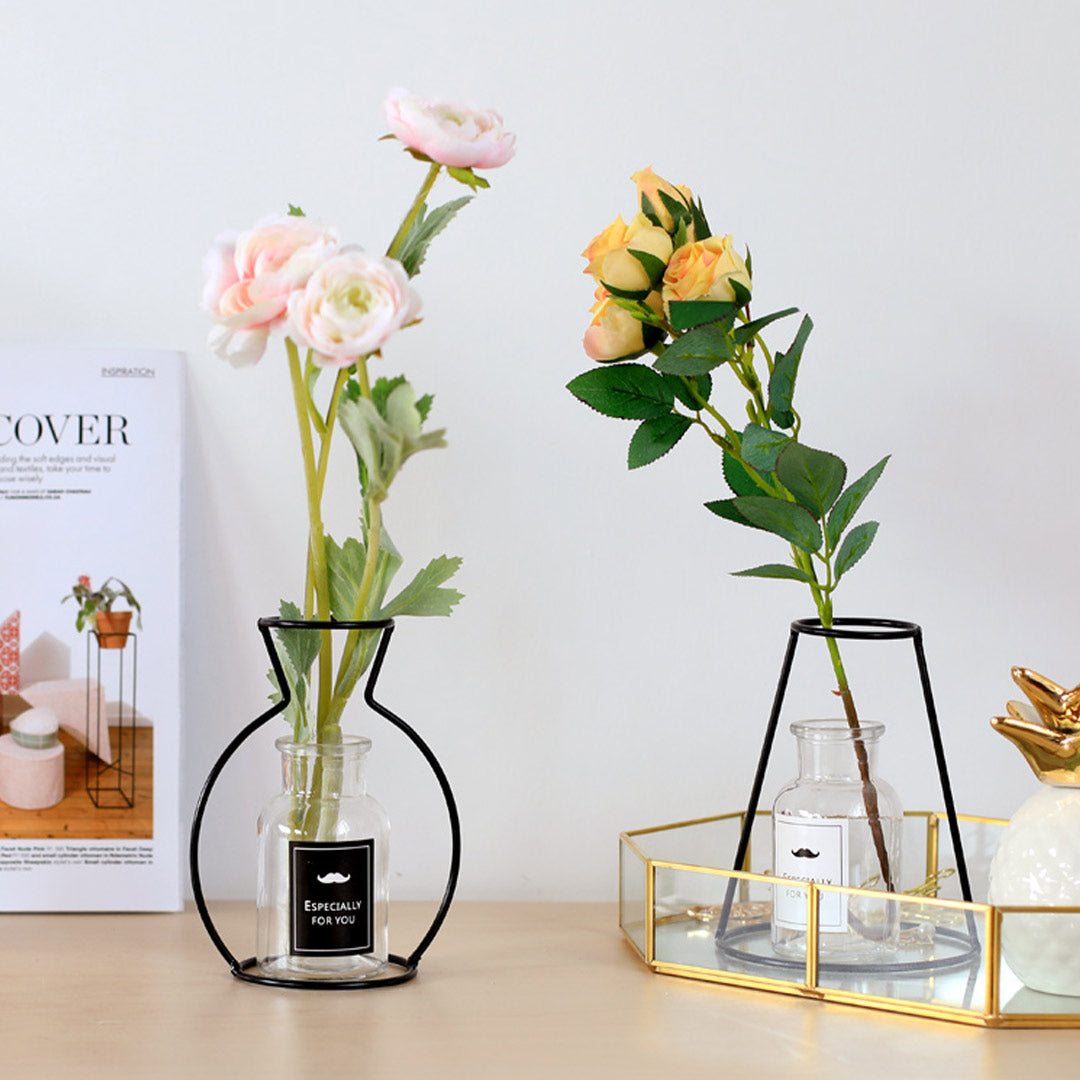 Vase aus Metall mit schwarzer Silhouette und Umriss
