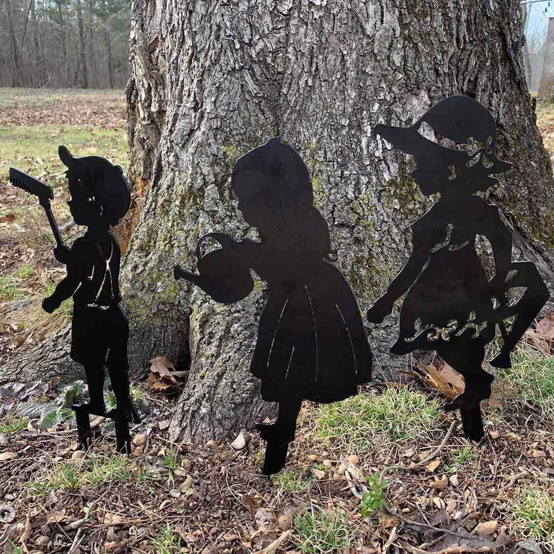 Tres niños Yard Art
