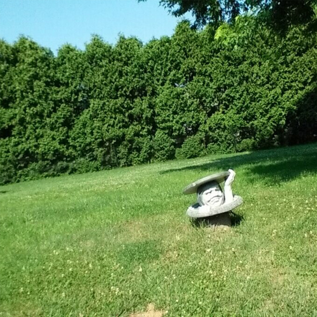 L'abitante sotto la decorazione della statua del giardino