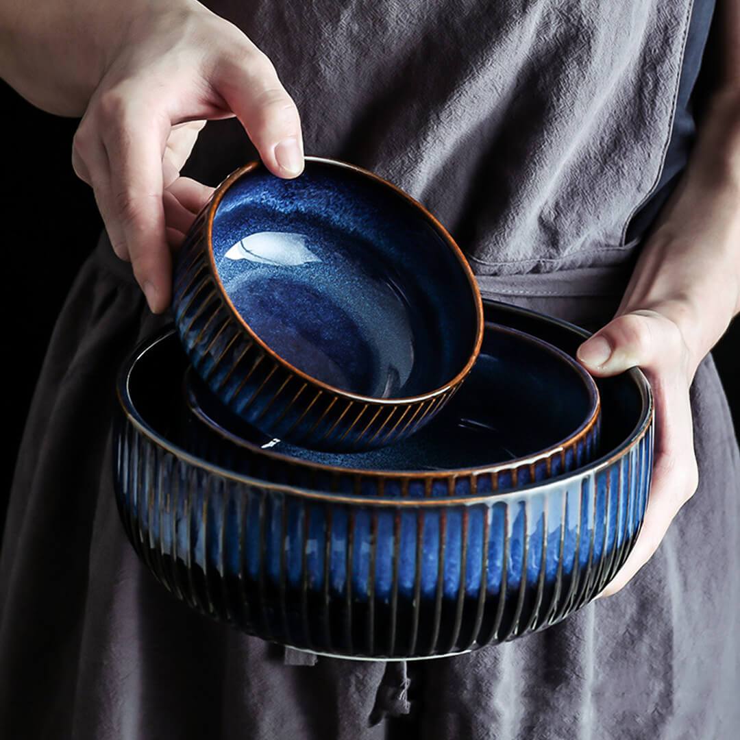 Vajilla de cerámica azul torneada al horno