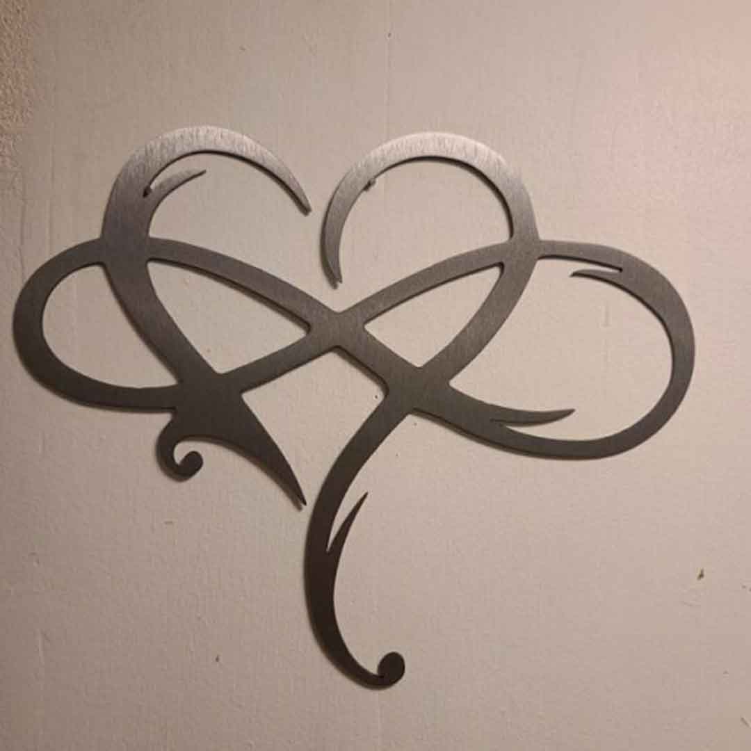 Decoración de pared de acero con corazón infinito