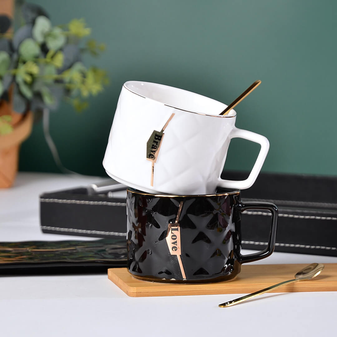 Kreative Tasse in Handtaschenform mit Untertasse und Löffel