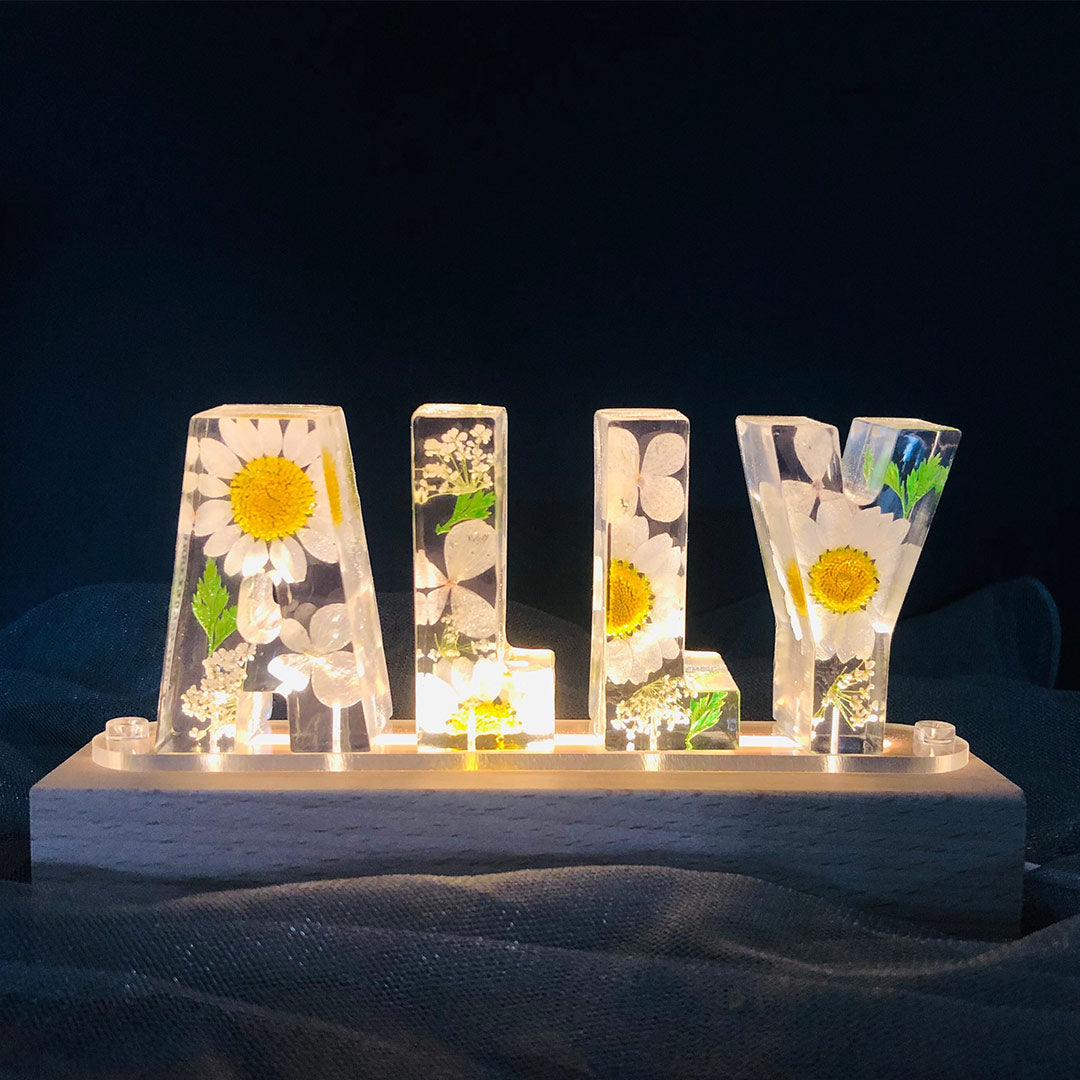 Luz de noche con letras grandes de flores secas, hecha a mano