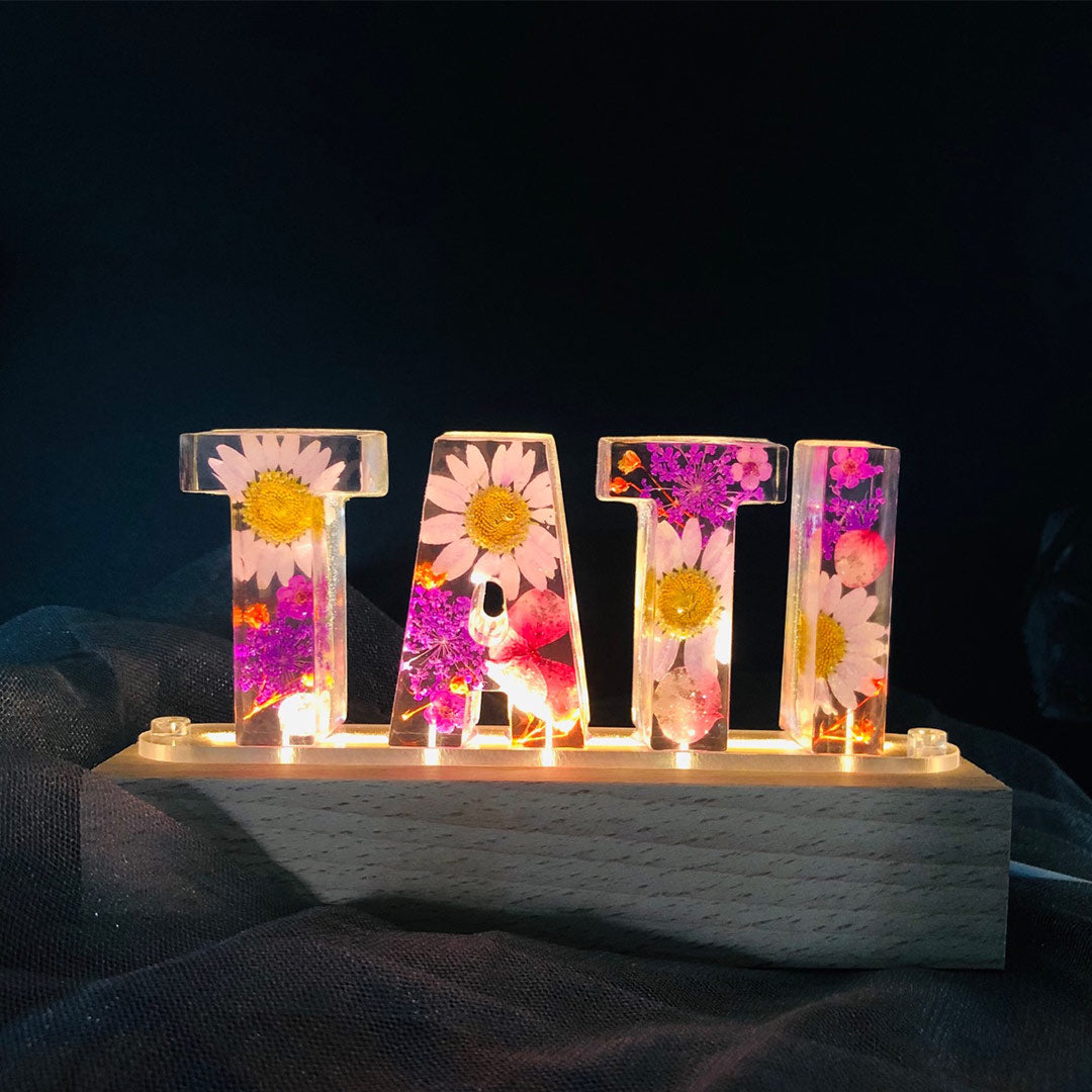 Luz de noche con letras grandes de flores secas, hecha a mano