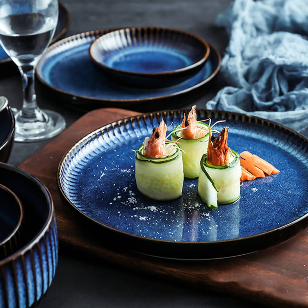 Vajilla de cerámica azul torneada al horno