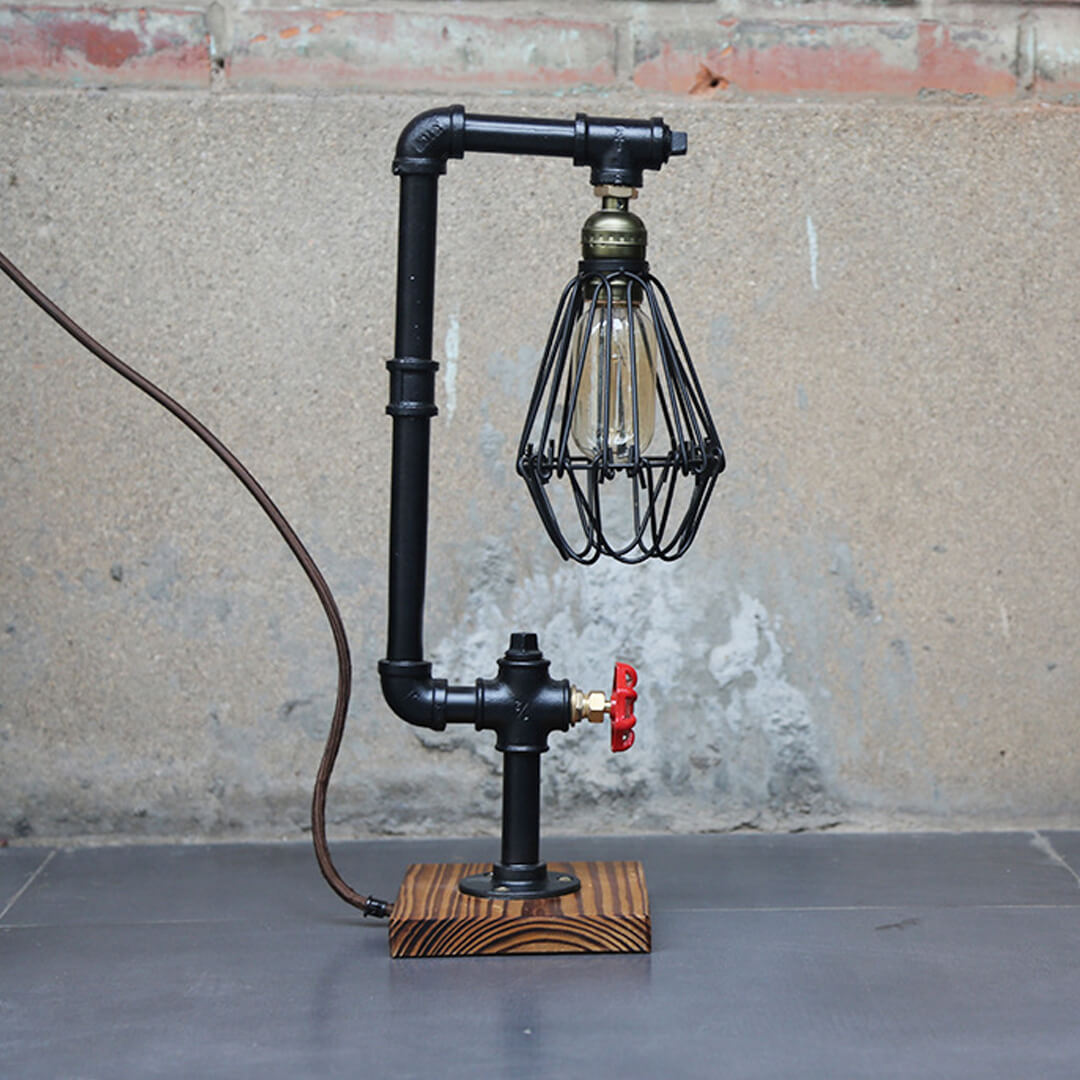 Retro-Lampe mit Wasserrohr im Industriestil