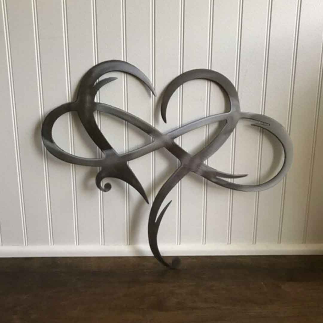 Decoración de pared de acero con corazón infinito
