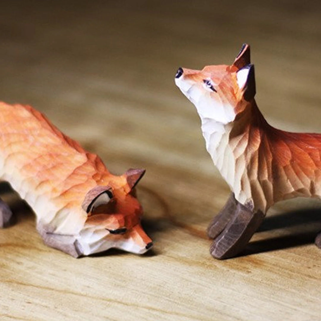 Figurine di volpe in legno