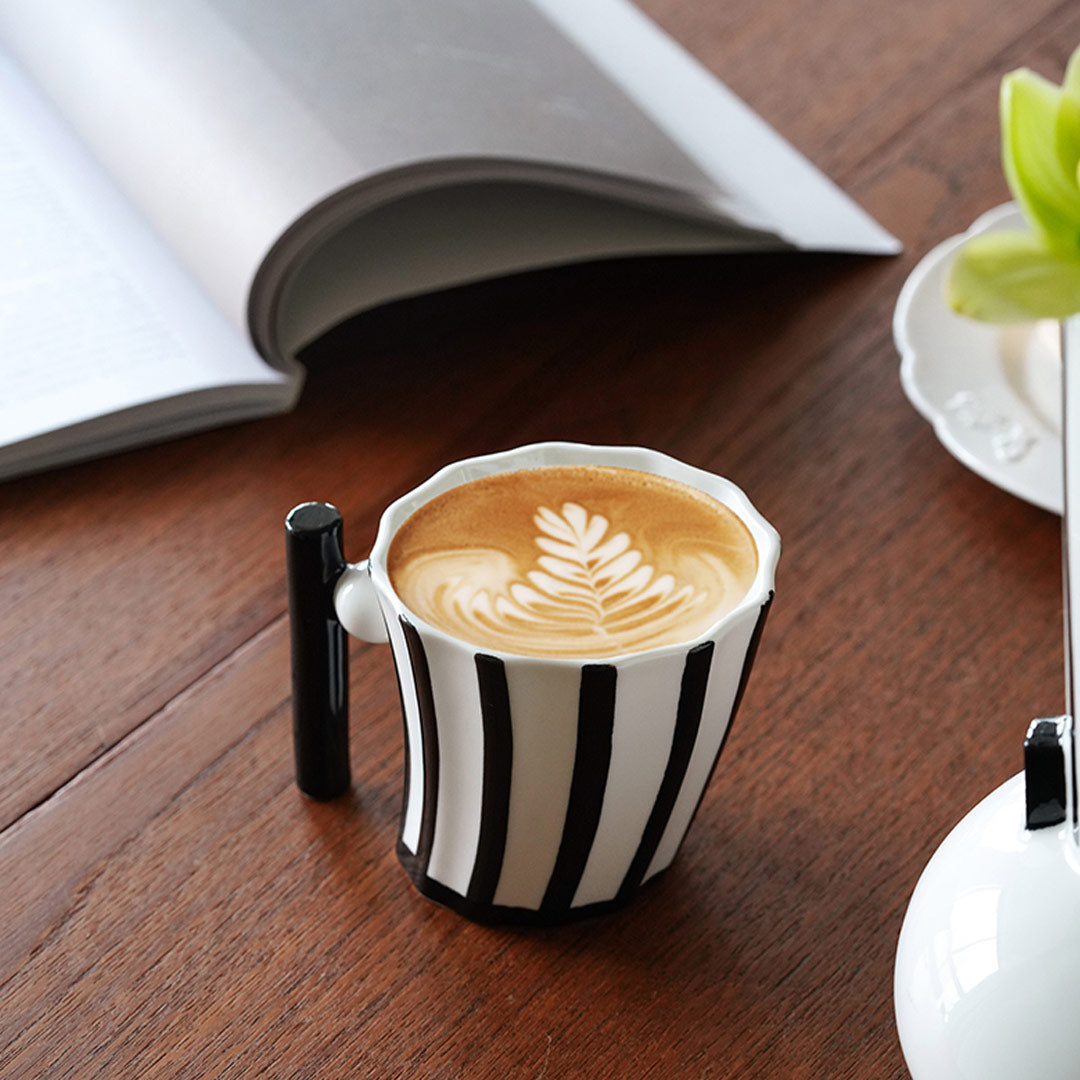 Taza de café y té con rayas vintage