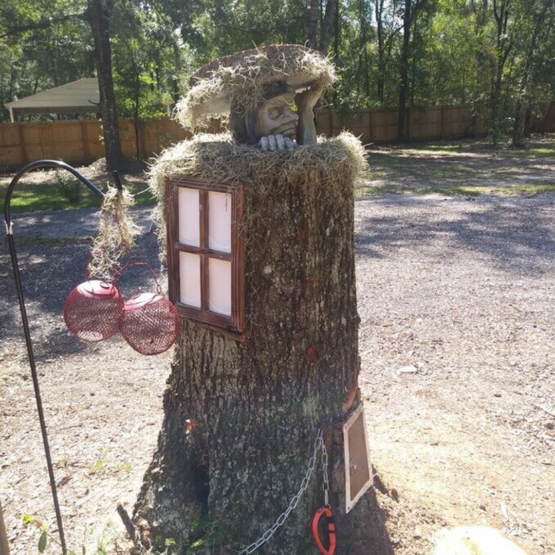 El habitante debajo de la decoración de la estatua del jardín