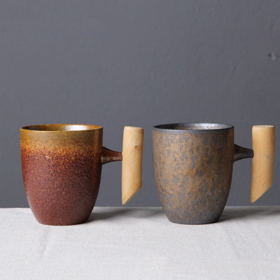 Taza vintage de cerámica con mango de madera