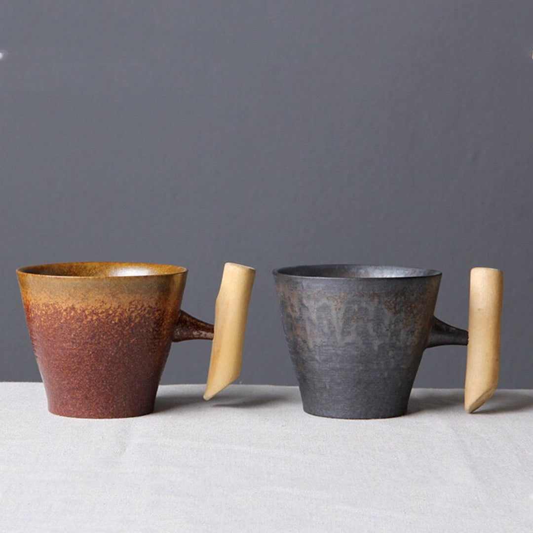 Taza vintage de cerámica con mango de madera