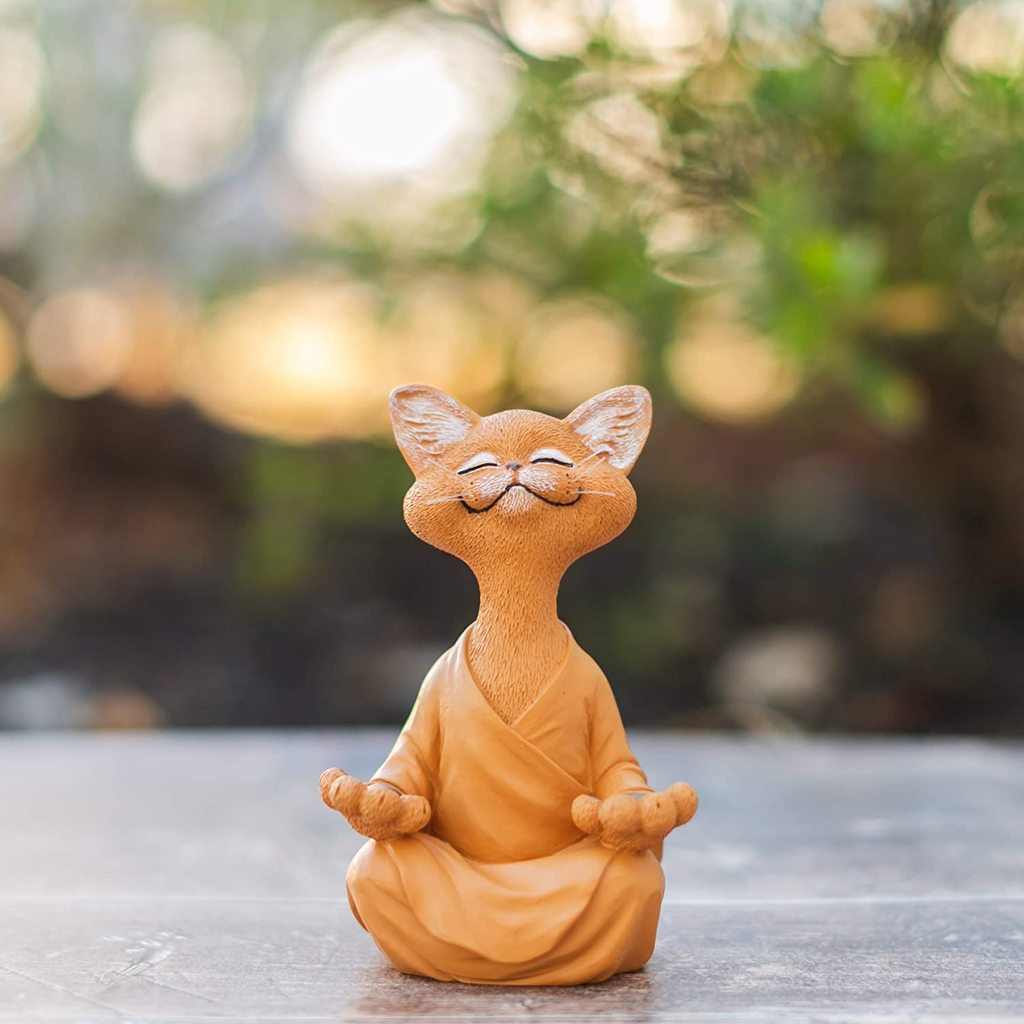 Escultura de gato zen