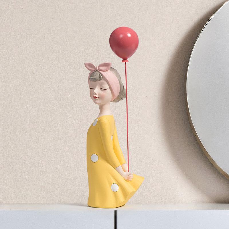 Ragazza Di Stile Retrò Con Palloncini