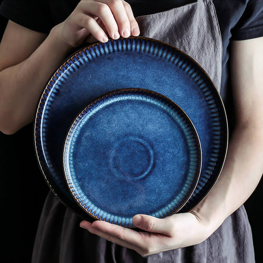 Vajilla de cerámica azul torneada al horno