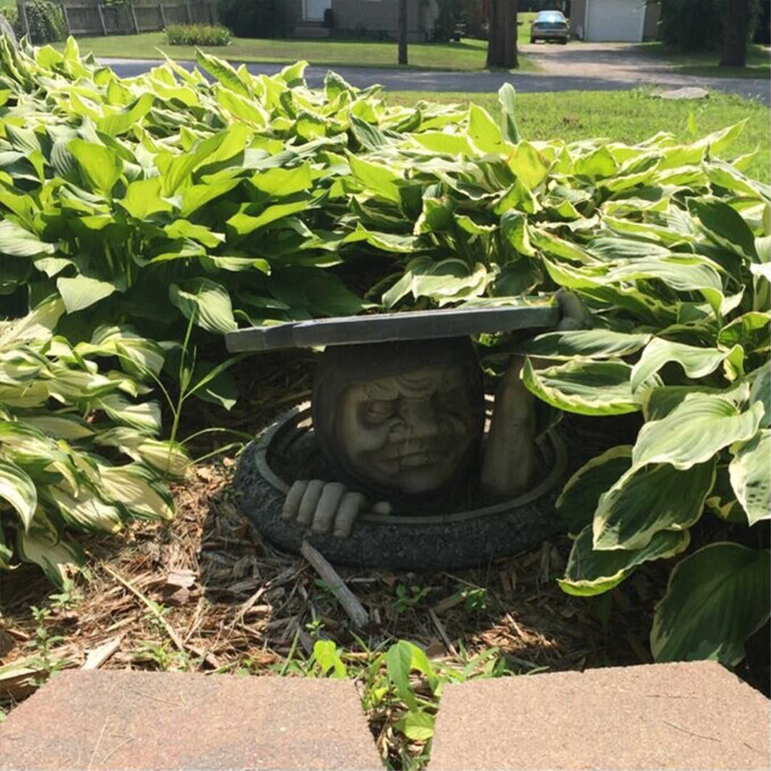 L'abitante sotto la decorazione della statua del giardino