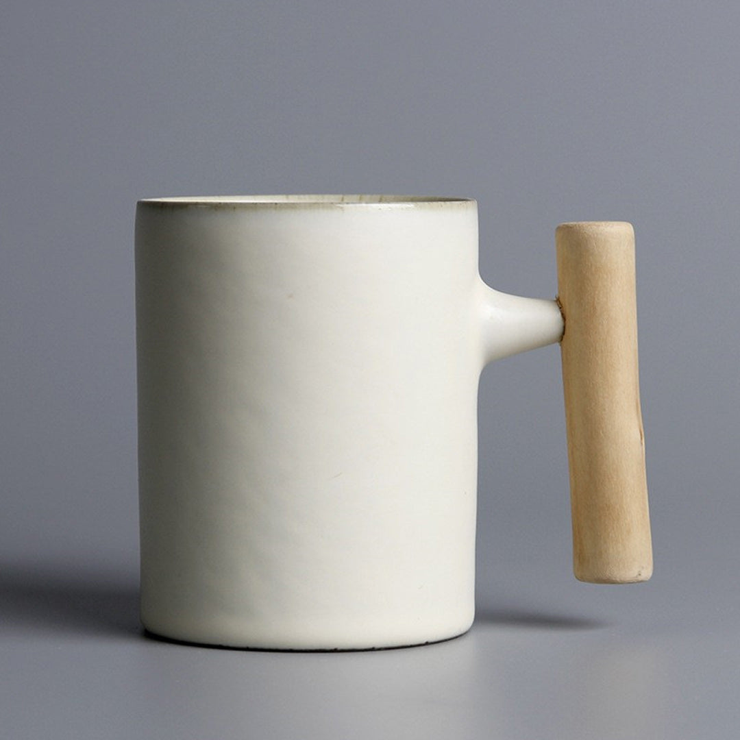 Taza vintage de cerámica con mango de madera
