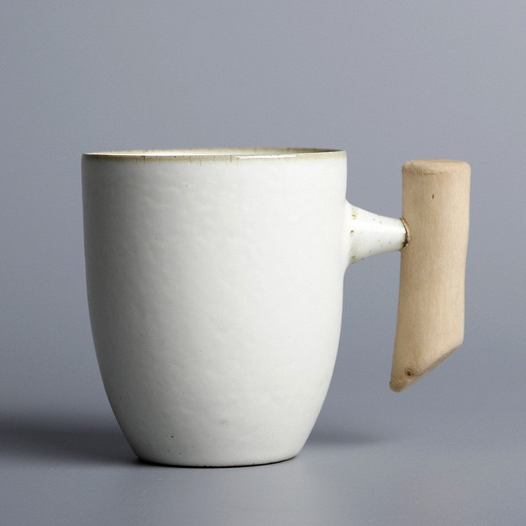 Taza vintage de cerámica con mango de madera