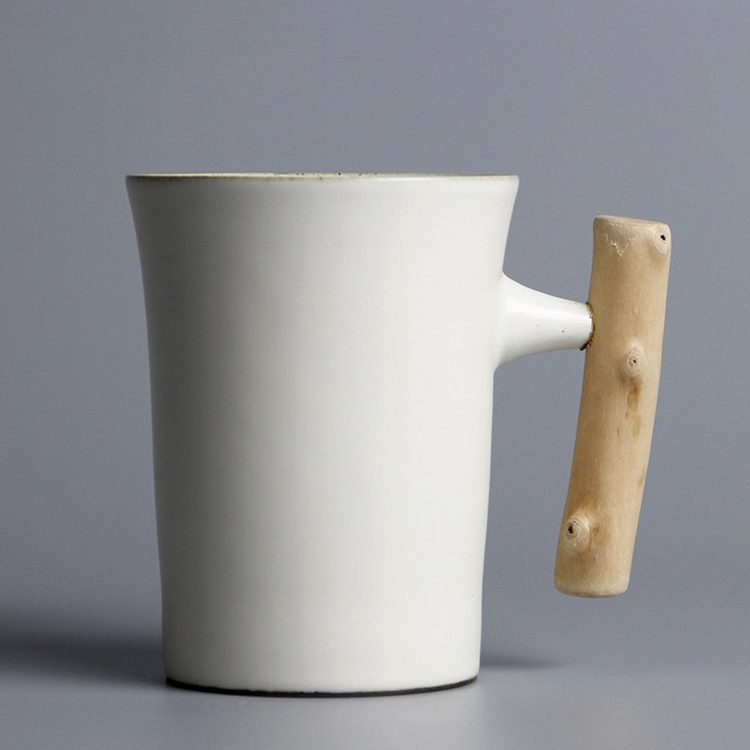 Taza vintage de cerámica con mango de madera