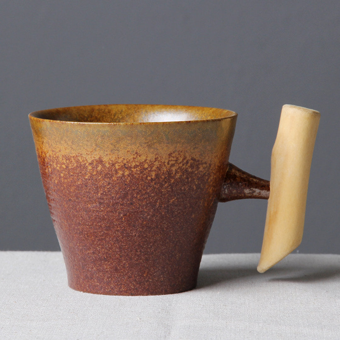 Taza vintage de cerámica con mango de madera