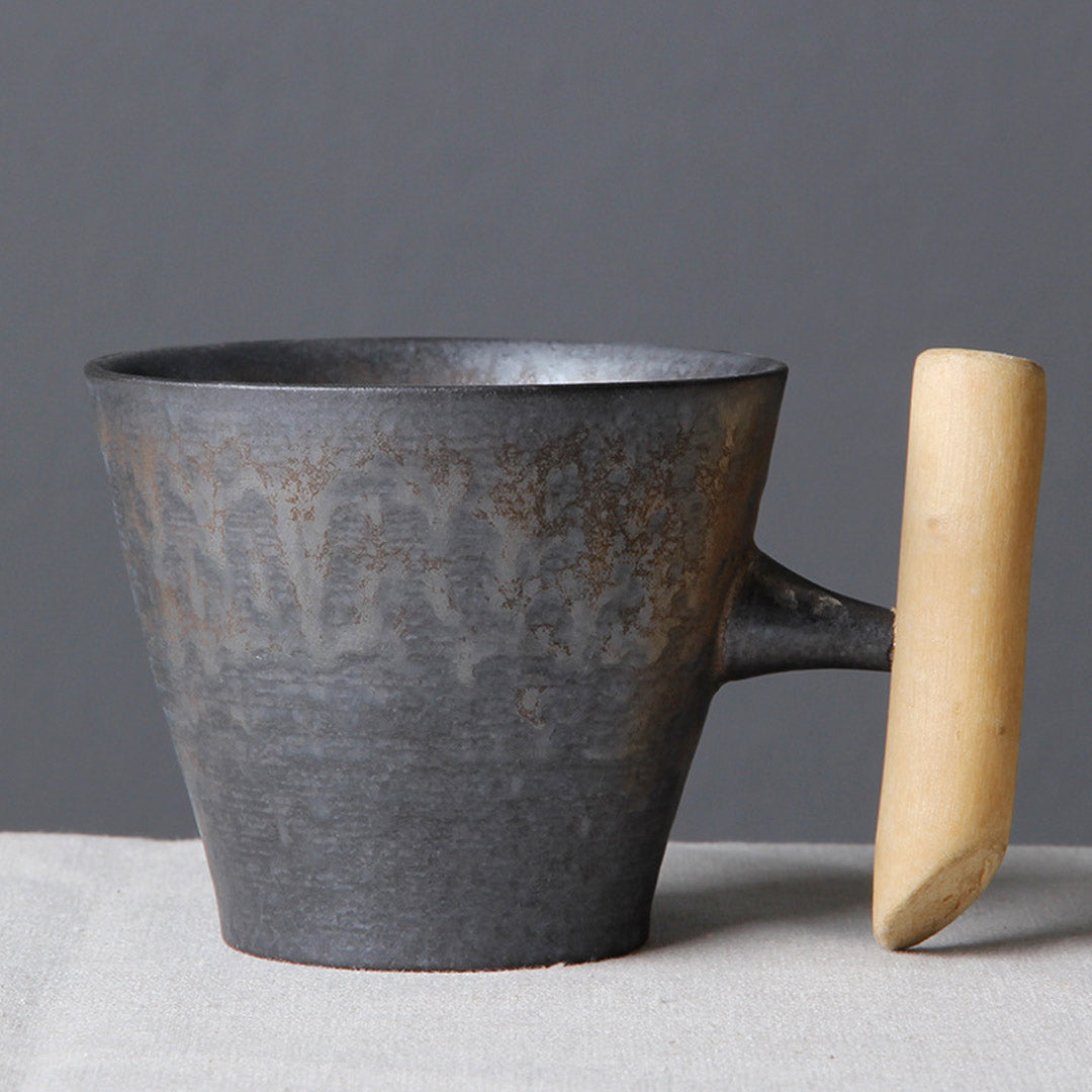 Taza vintage de cerámica con mango de madera