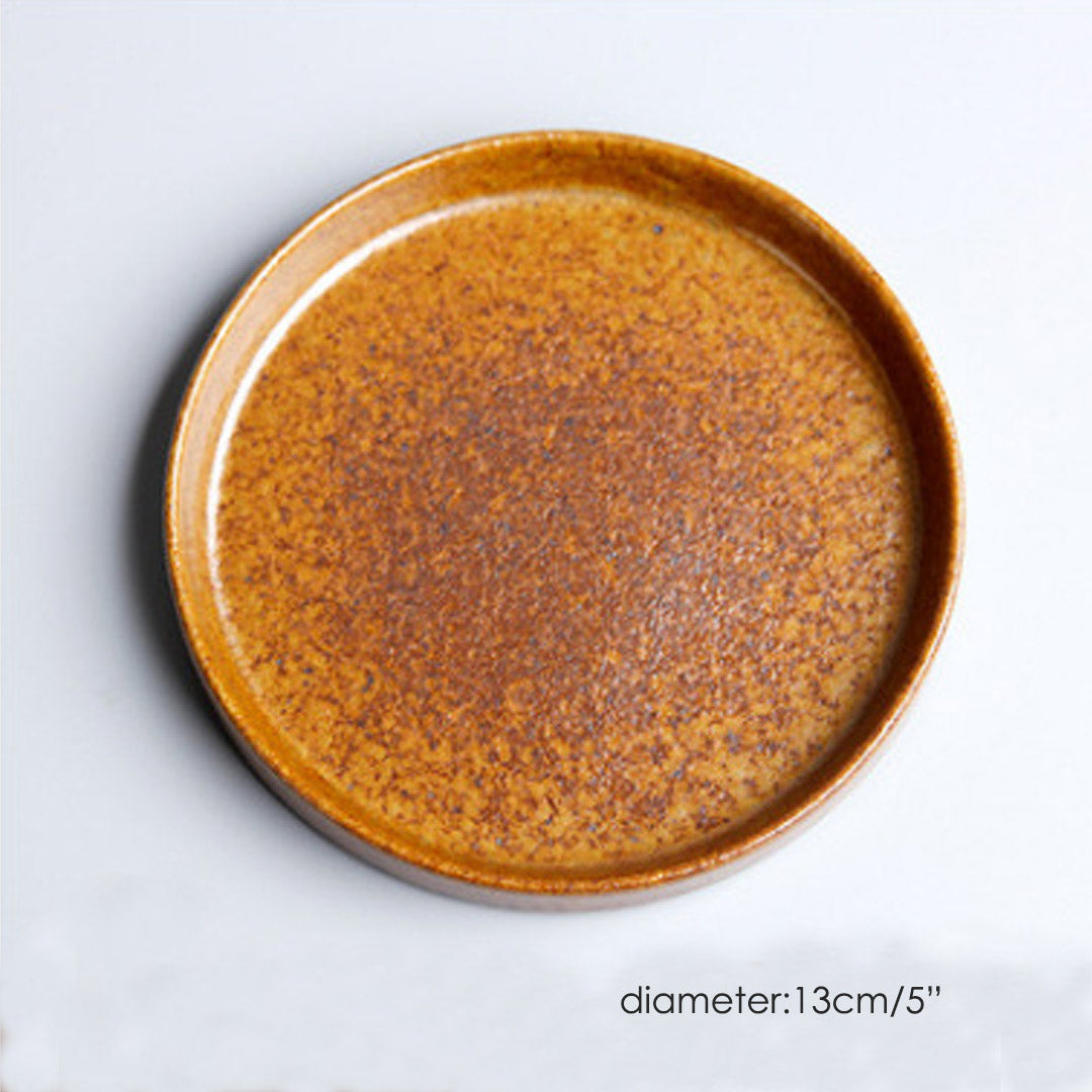 Taza vintage de cerámica con mango de madera