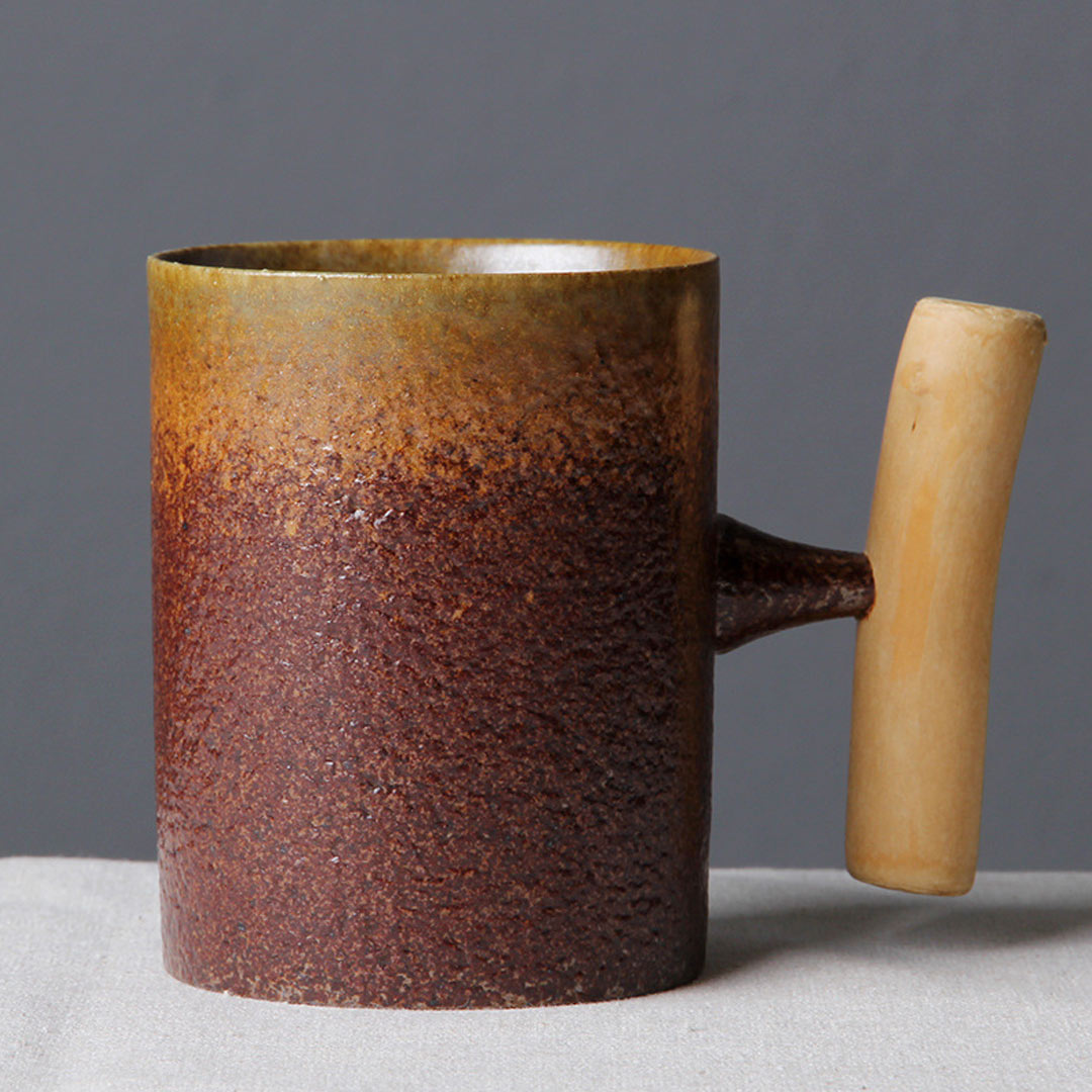 Taza vintage de cerámica con mango de madera