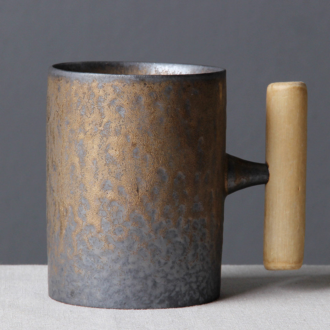Taza vintage de cerámica con mango de madera