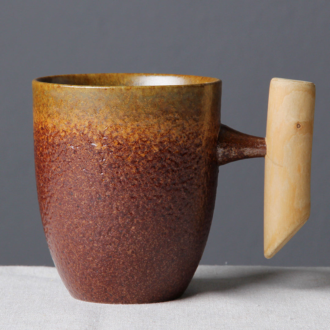 Taza vintage de cerámica con mango de madera