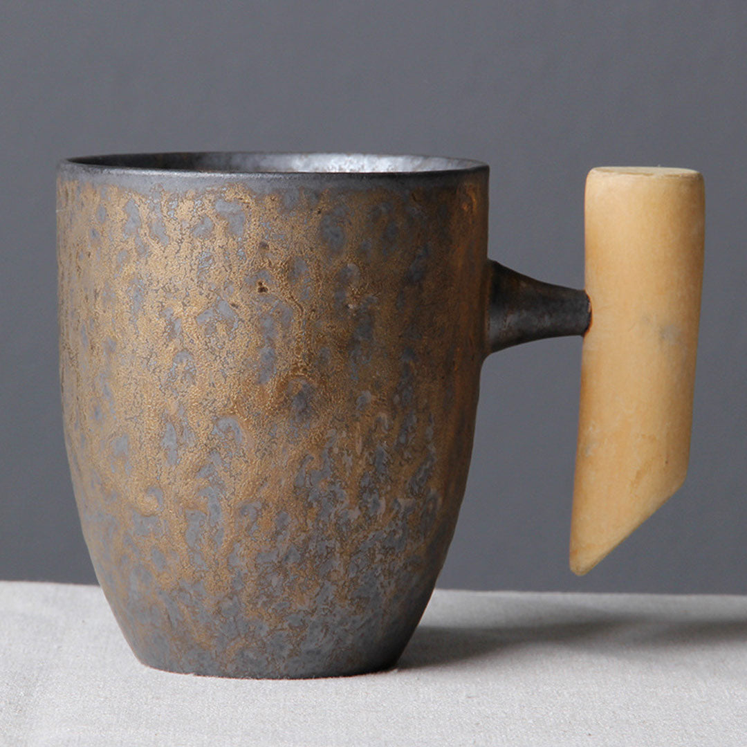 Taza vintage de cerámica con mango de madera