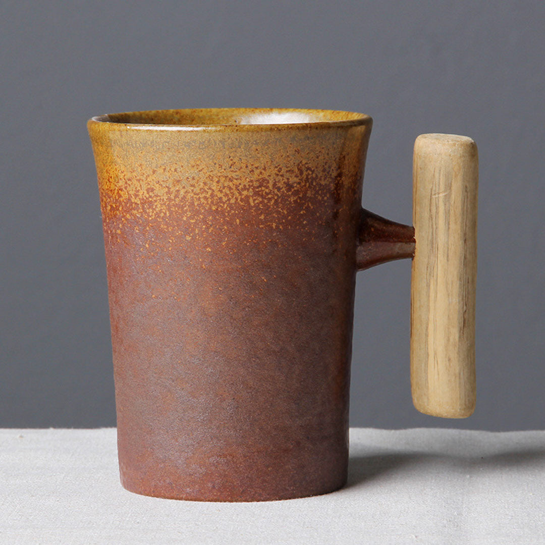 Taza vintage de cerámica con mango de madera
