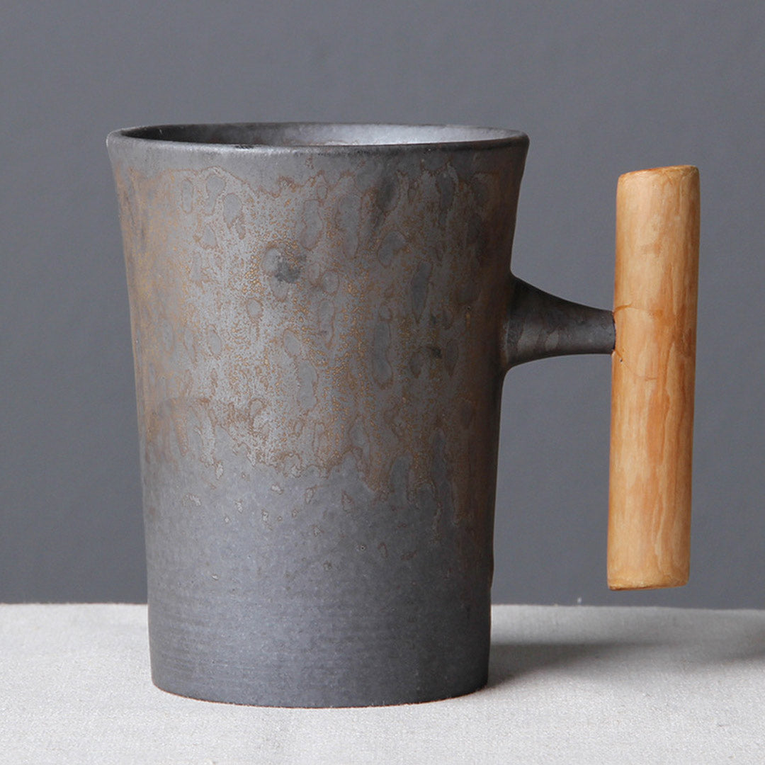 Taza vintage de cerámica con mango de madera