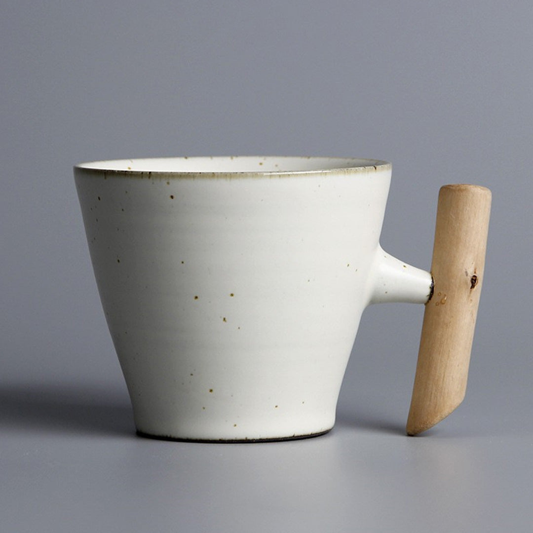 Taza vintage de cerámica con mango de madera