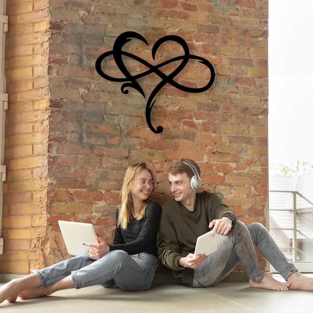 Decoración de pared de acero con corazón infinito