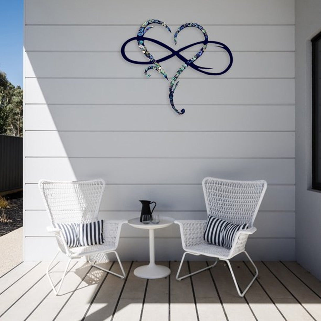 Decoración de pared de acero con corazón infinito