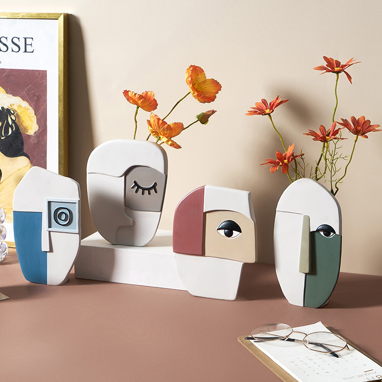 Vase visage humain abstrait