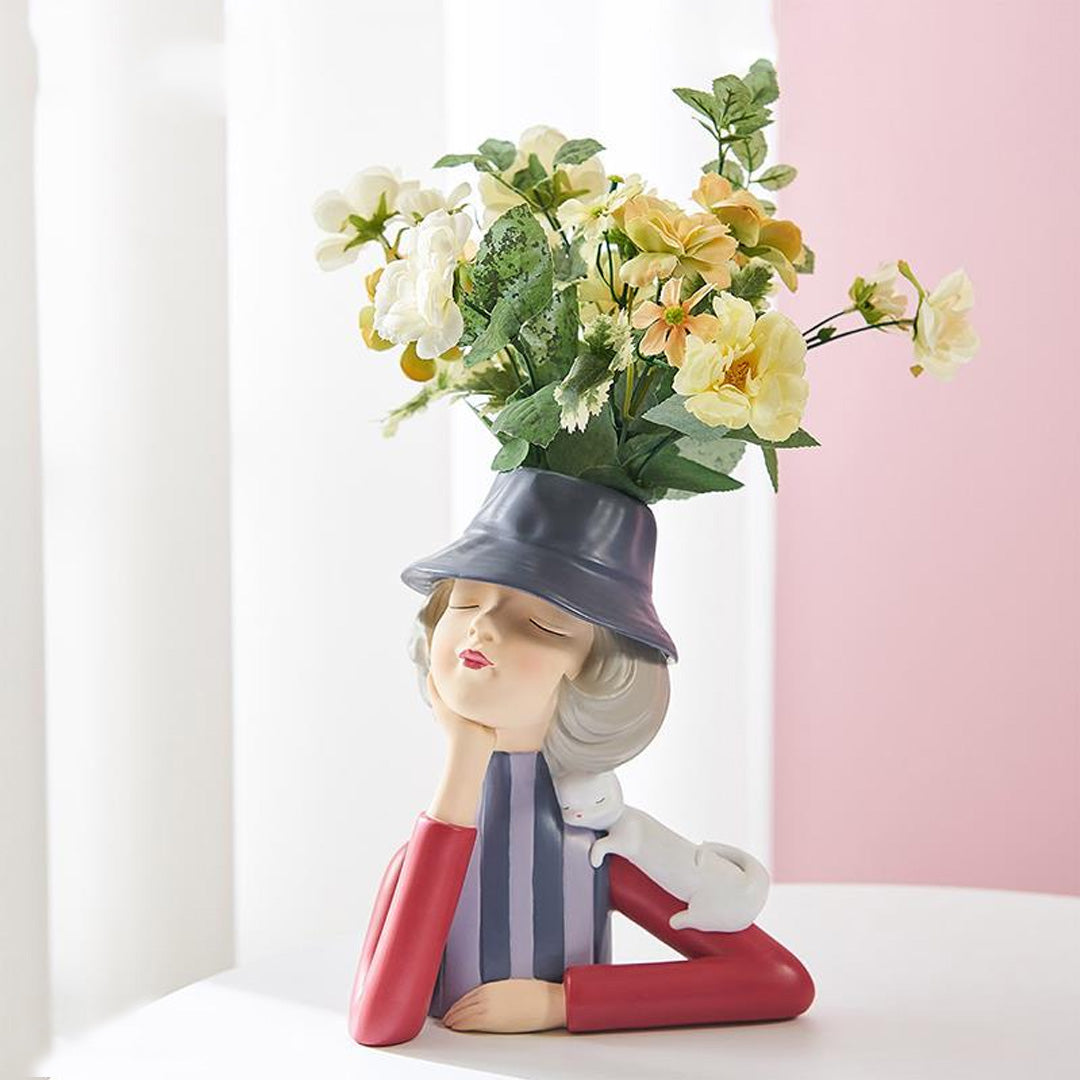 Vaso di fiori con statua di bambina