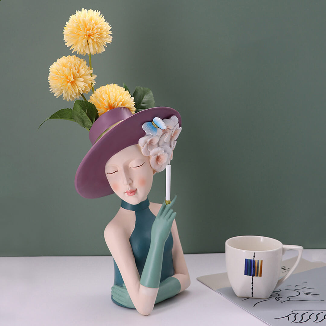 Moderne Mädchen denken Statue Blumenvase