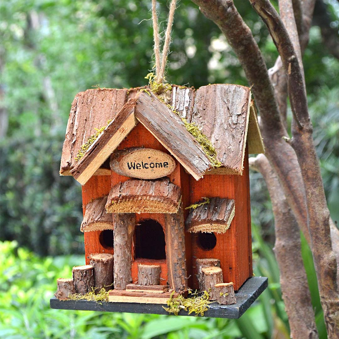 Casetta per uccelli in legno fatta a mano