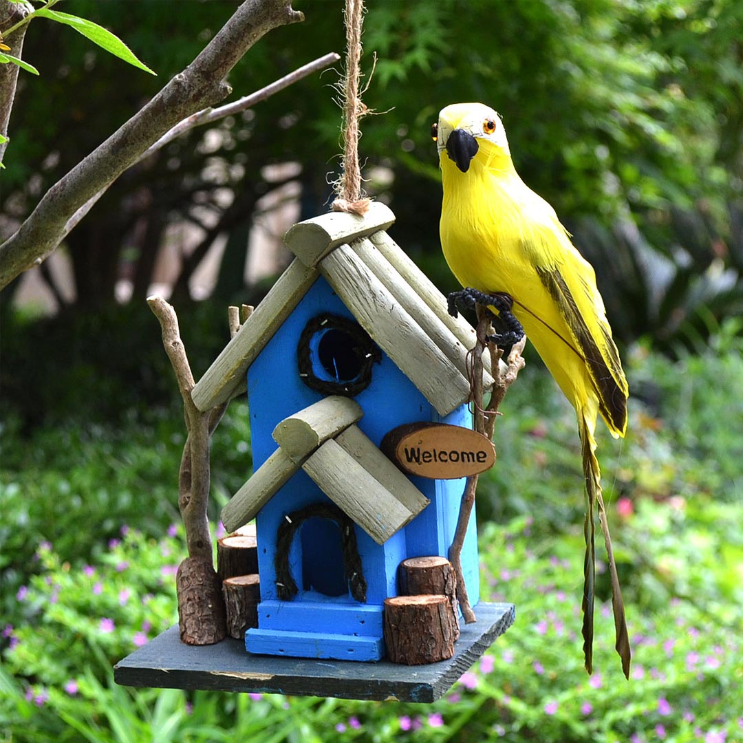 Casetta per uccelli in legno fatta a mano
