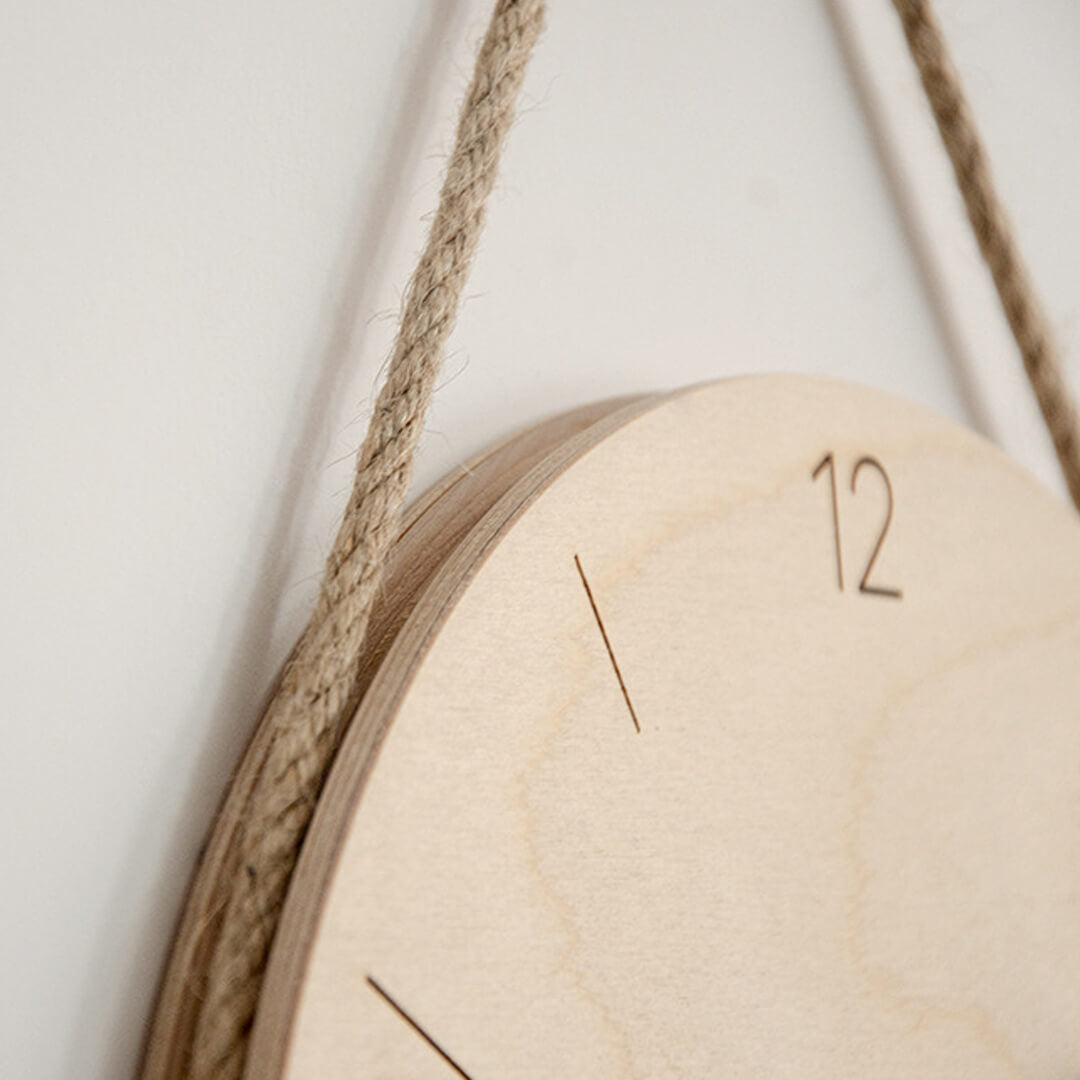Horloge murale en corde suspendue en bois