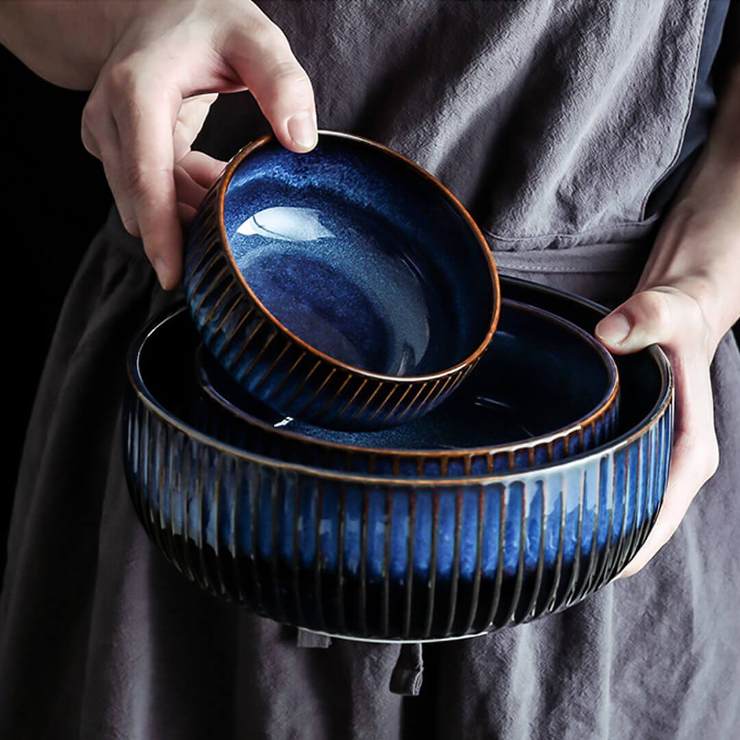 Vaisselle en céramique bleue tournée au four