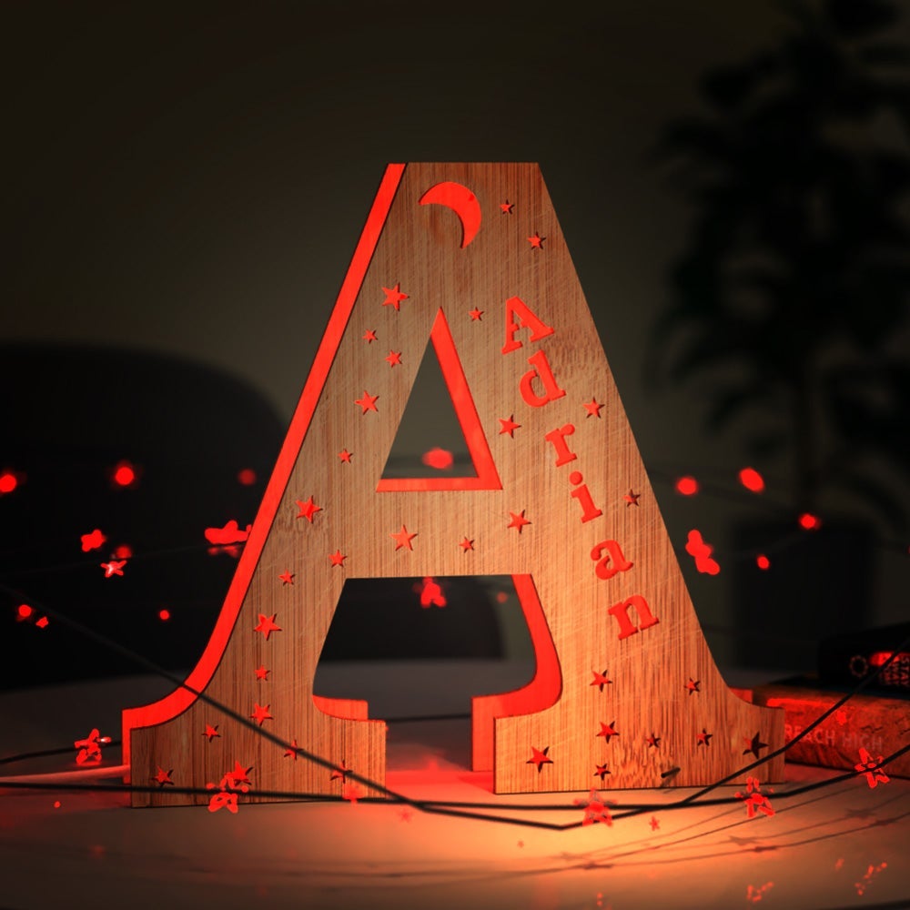 Luz nocturna personalizada con letras de madera