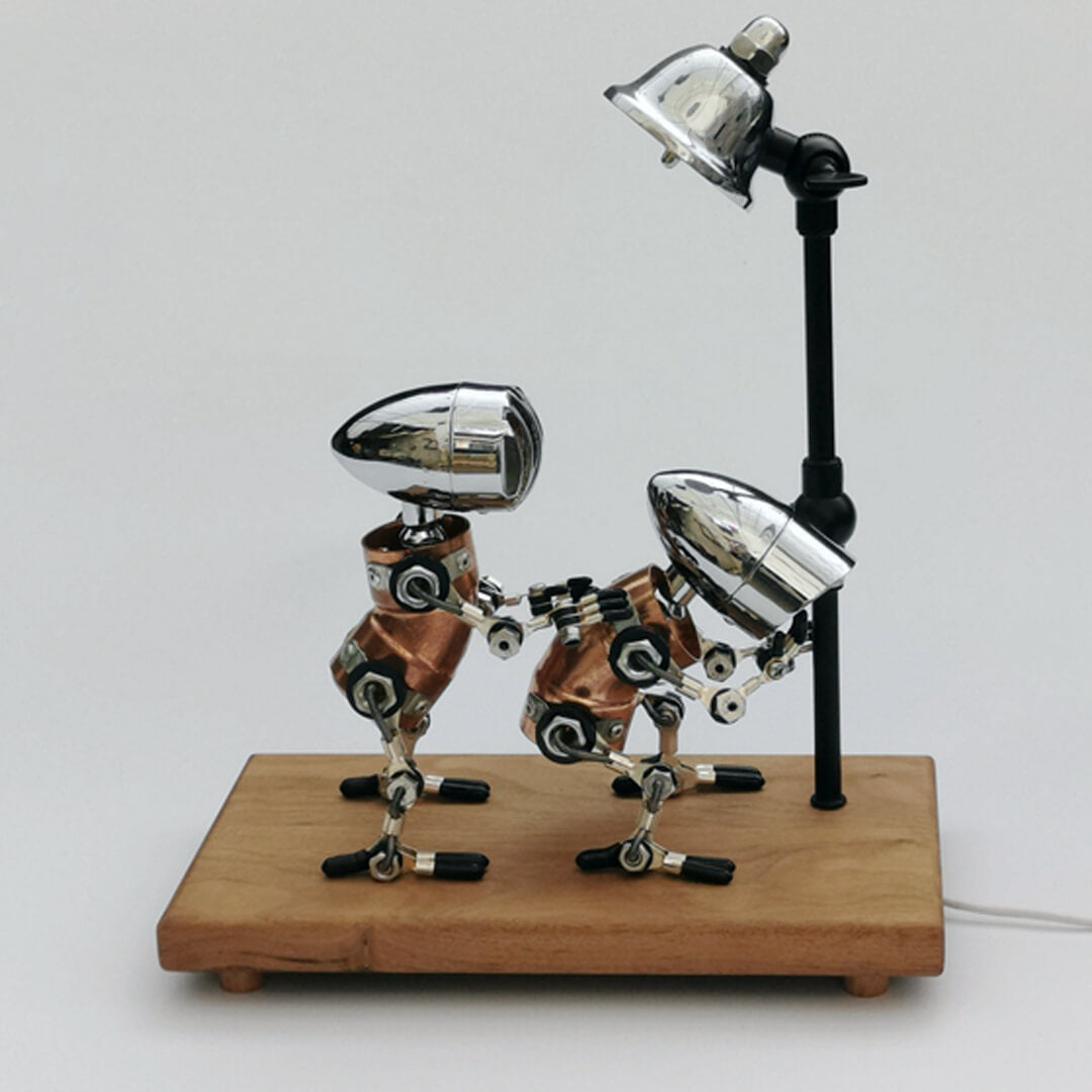 Lampe robot d'art en métal ivre