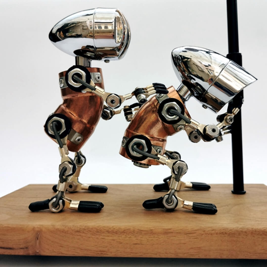 Lampe robot d'art en métal ivre