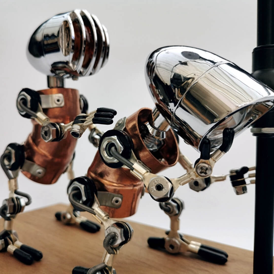 Lampe robot d'art en métal ivre