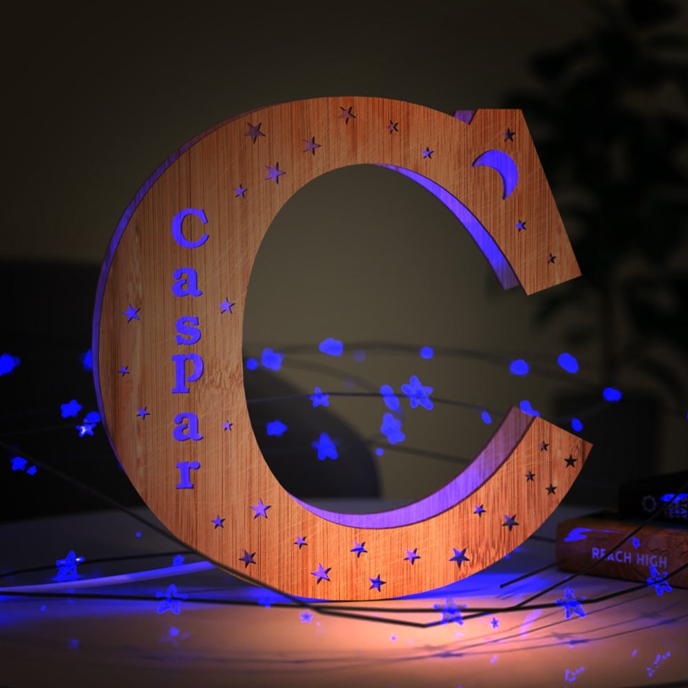 Luz nocturna personalizada con letras de madera