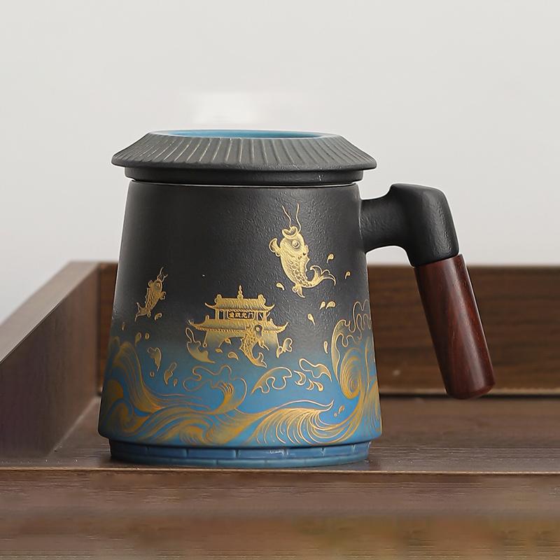 the ceramic tea mug with lid, reusable infuser and wooden handle