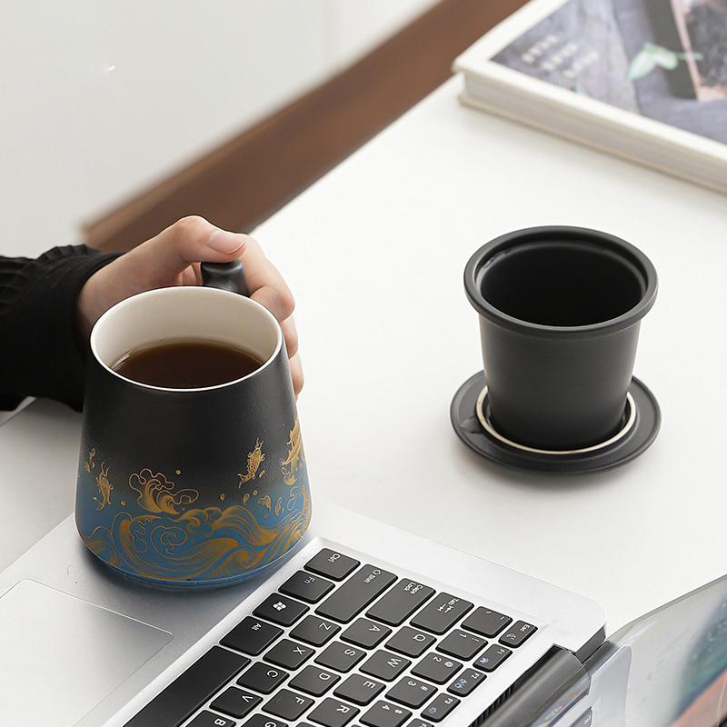 the ceramic tea mug with lid, reusable infuser and wooden handle